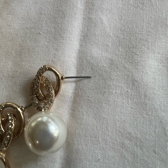 Elegant Pearl and Crystal Drop Earrings - Picture 4 of 6